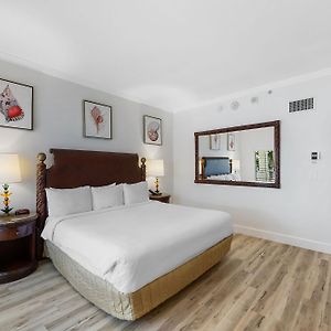 Partial Ocean View room 1 King Bed